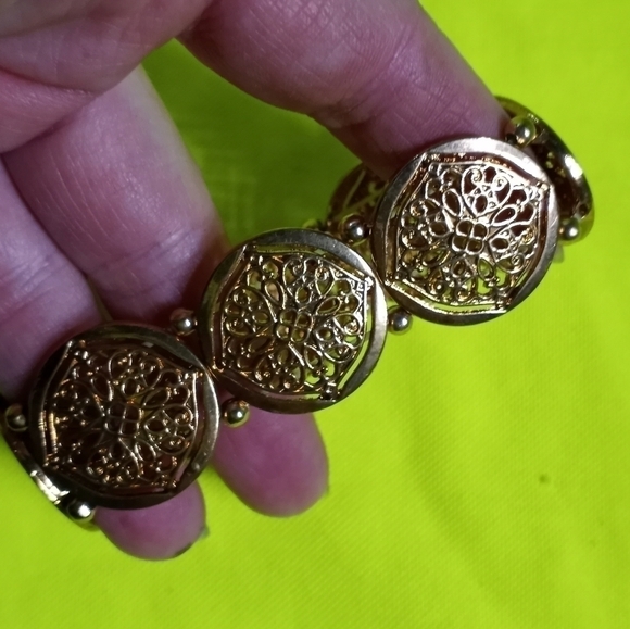 Goldtone stretch beaded filigree bracelet - Picture 5 of 5